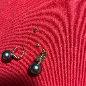 Roxane Assoulin black pearls earrings